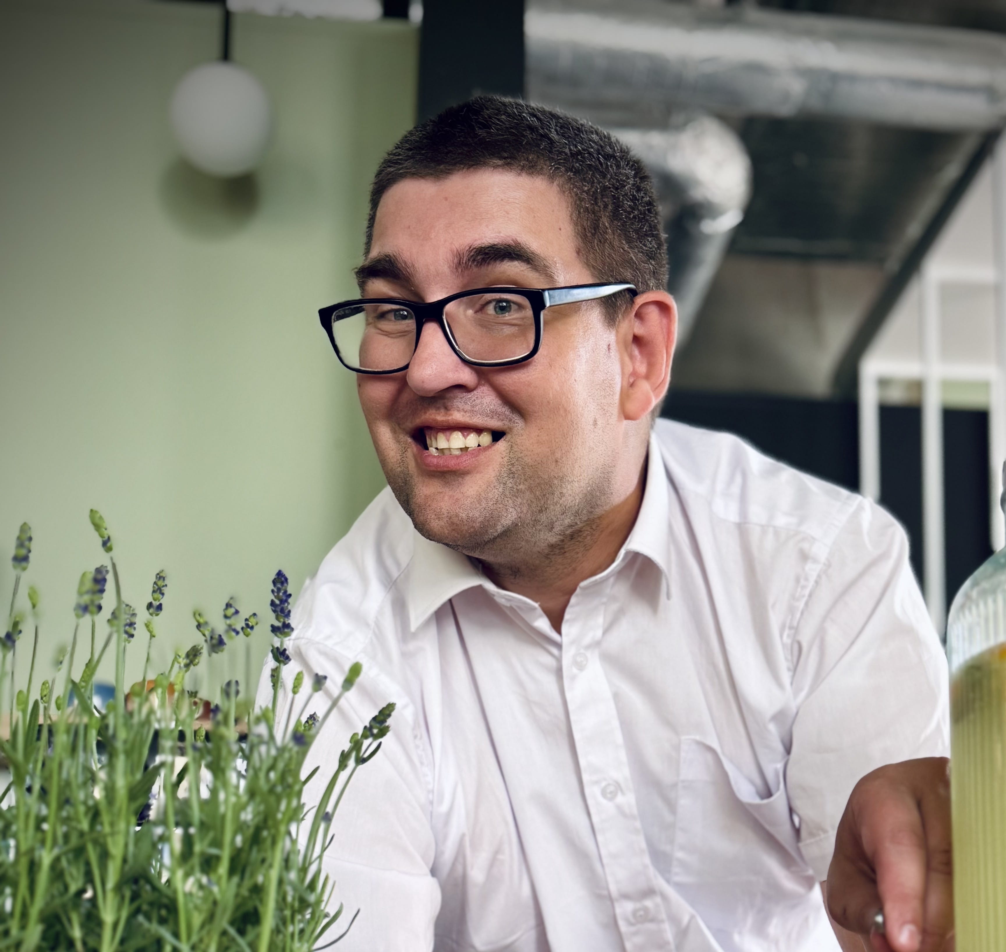 Grzesiek z zespołu KawiARKI