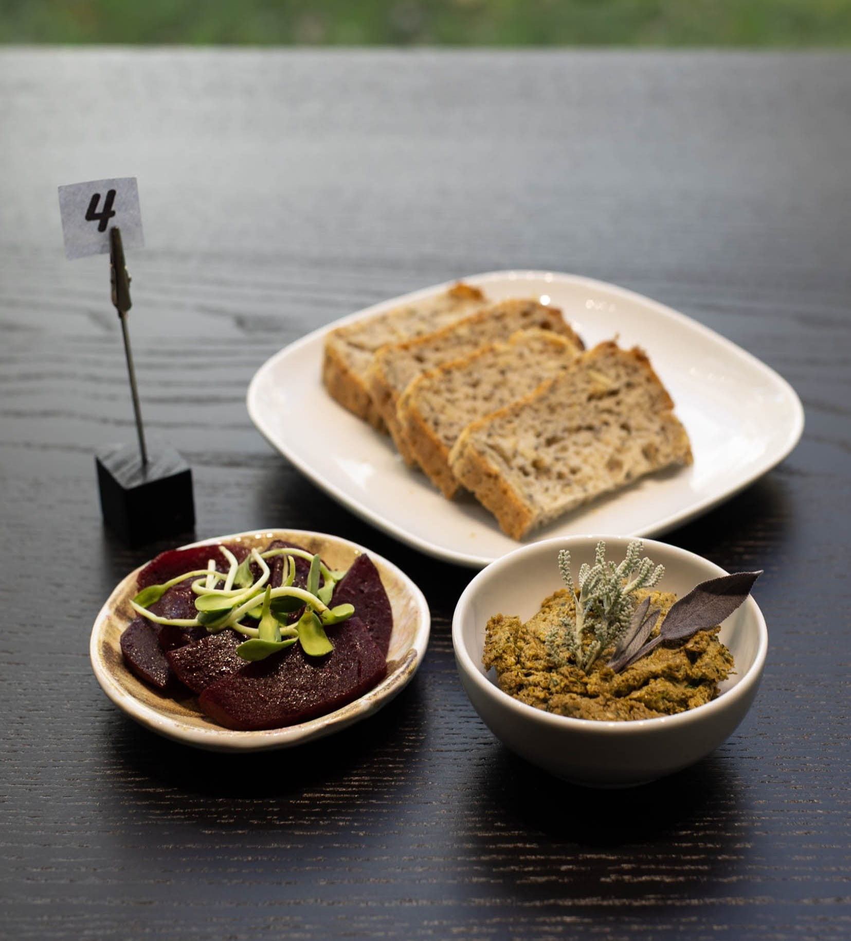 Kanapka serwowana w KawiARCE