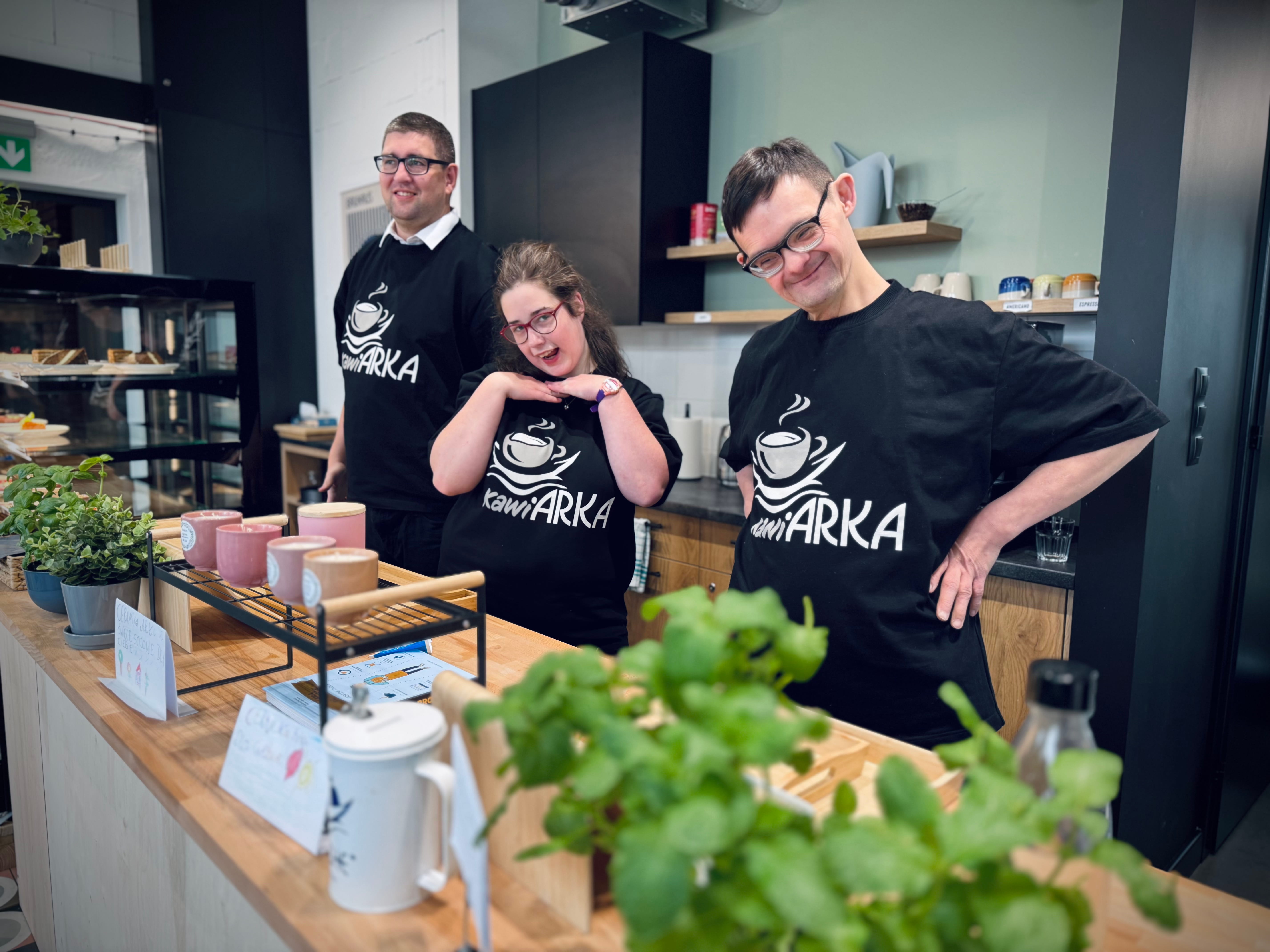 Zespół KawiARKI przy ladzie